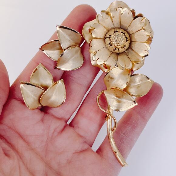 Signed Primex Mid Century Gold Tone Floral Brooch Earrings Set Leaf Flower - Picture 7 of 15
